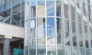 キャンパスの魅力2_階段の窓もガラス張りの校舎