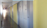 キャンパスの魅力3_黄色に並ぶドアがオシャレ